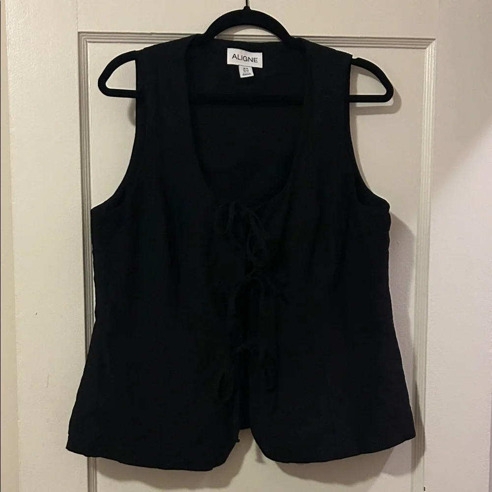 Elegant Black Sleeveless Top - Picture 3 of 4